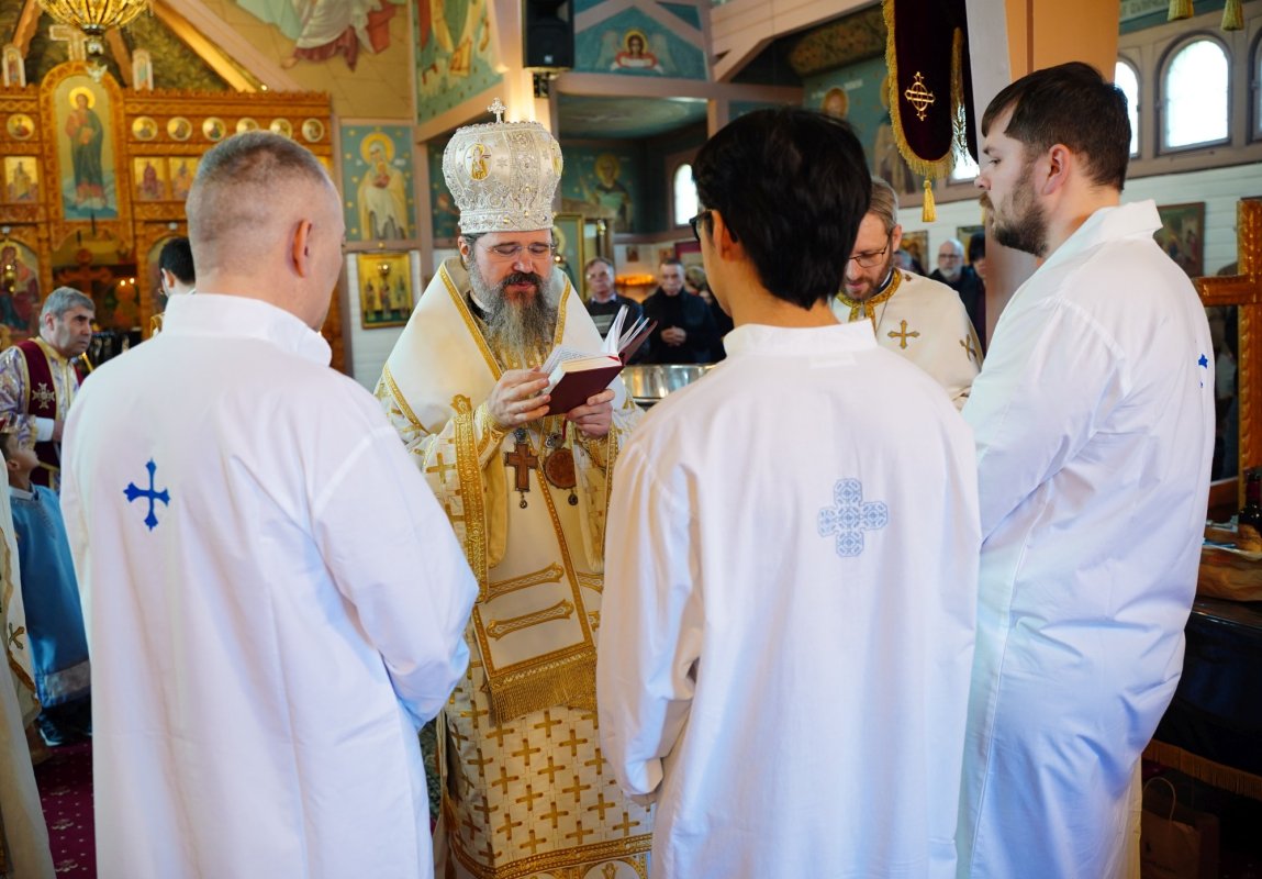 Episcopul Europei de Nord a botezat patru tineri de naționalități diferite 326931