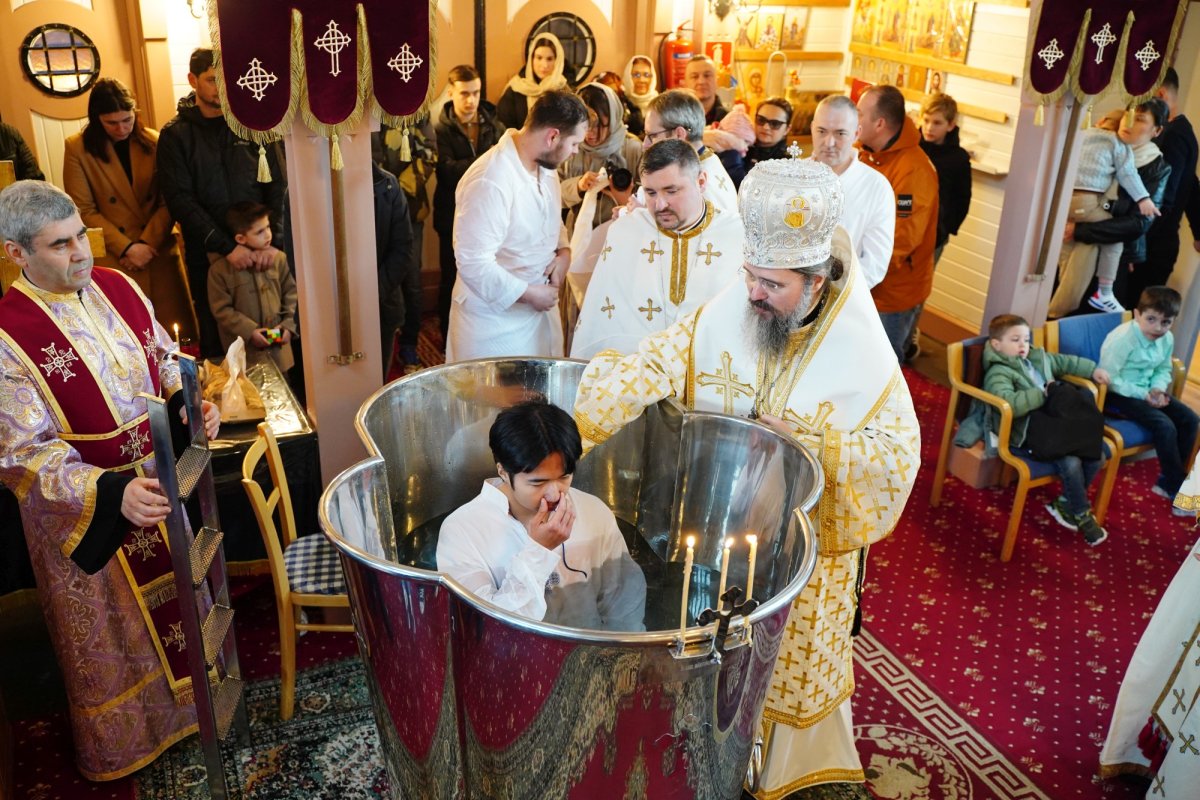 Episcopul Europei de Nord a botezat patru tineri de naționalități diferite 326932