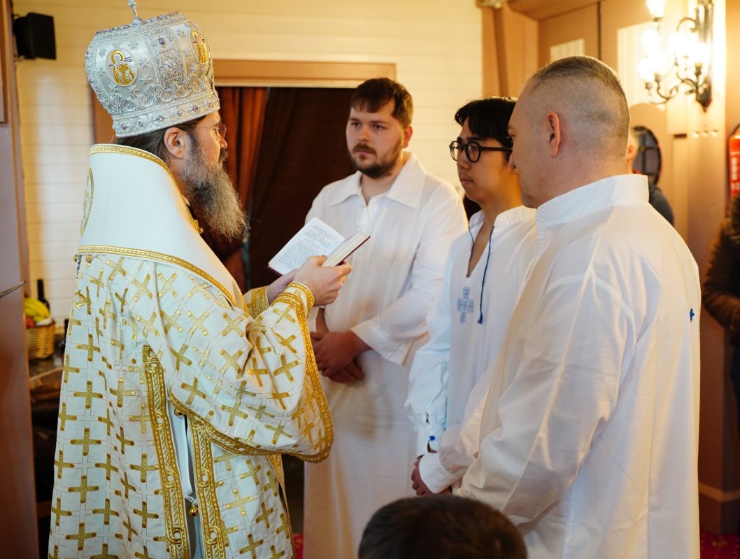 Episcopul Europei de Nord a botezat patru tineri de naționalități diferite 326933