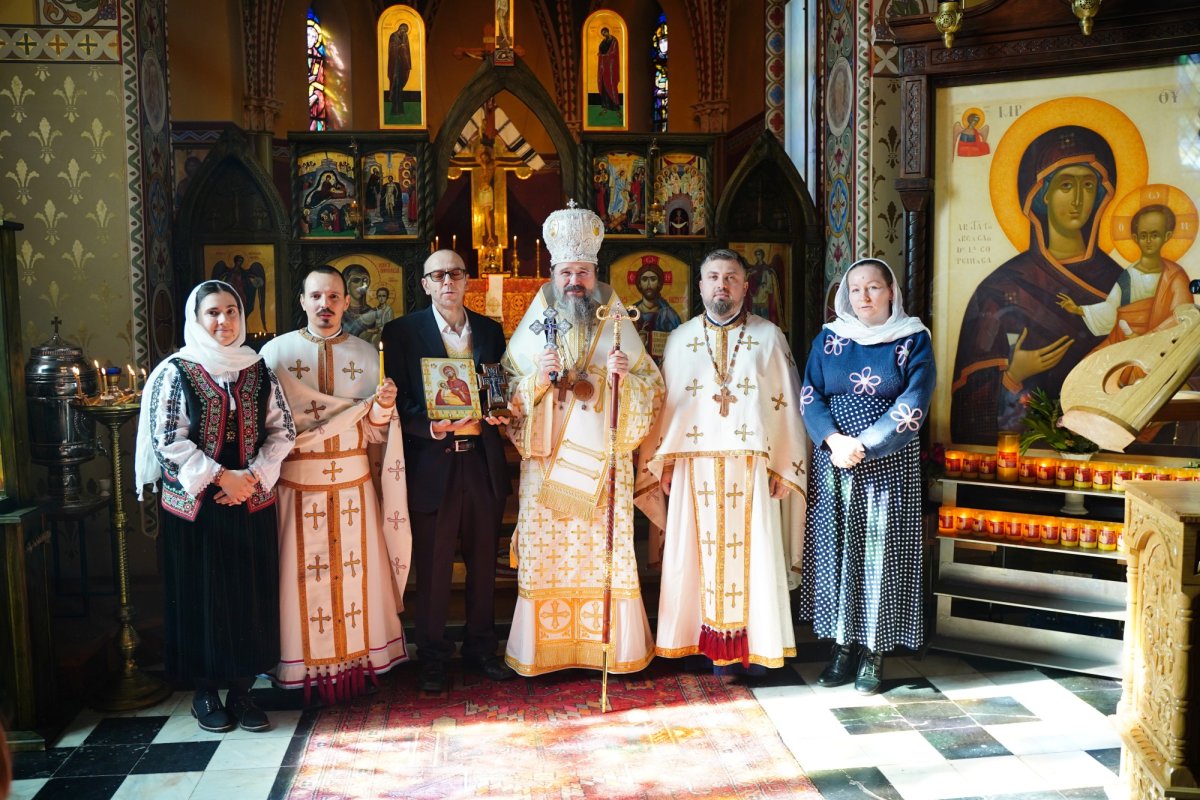 Episcopul Europei de Nord a botezat patru tineri de naționalități diferite 326934
