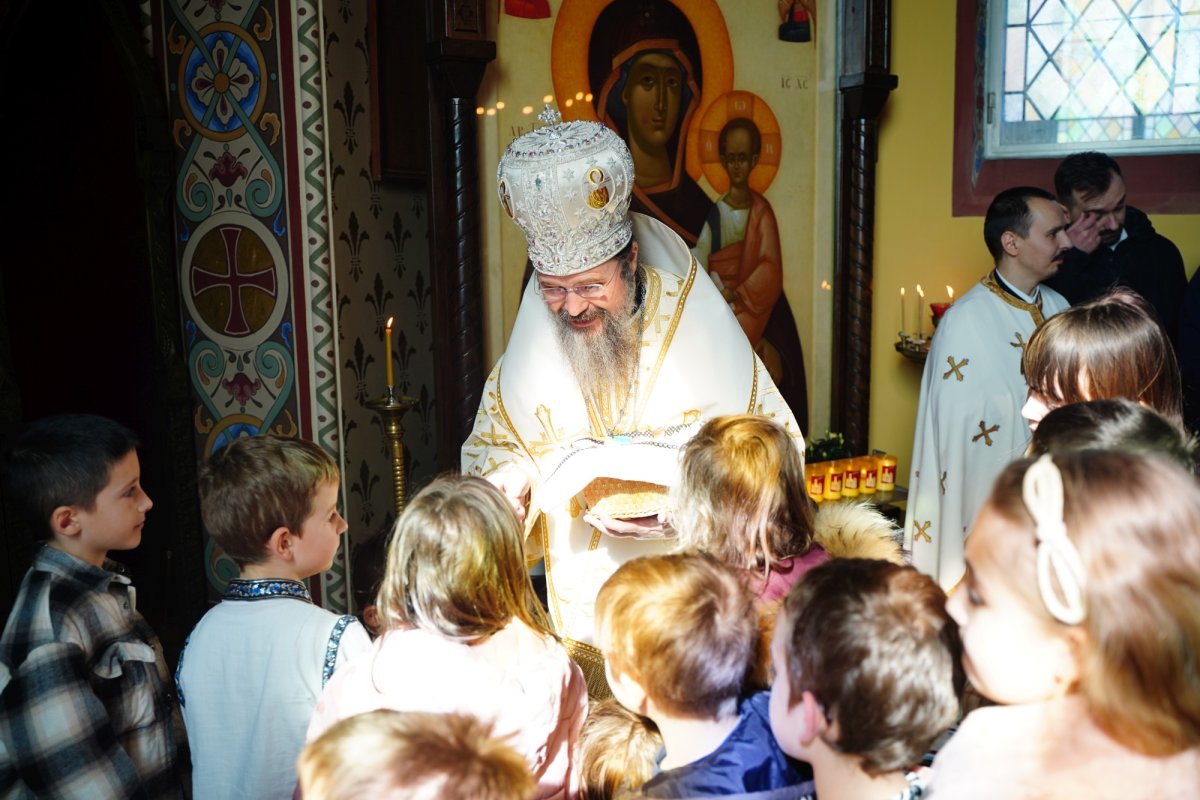 Episcopul Europei de Nord a botezat patru tineri de naționalități diferite 326935