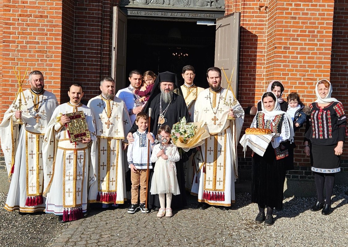 Episcopul Europei de Nord a botezat patru tineri de naționalități diferite 326936