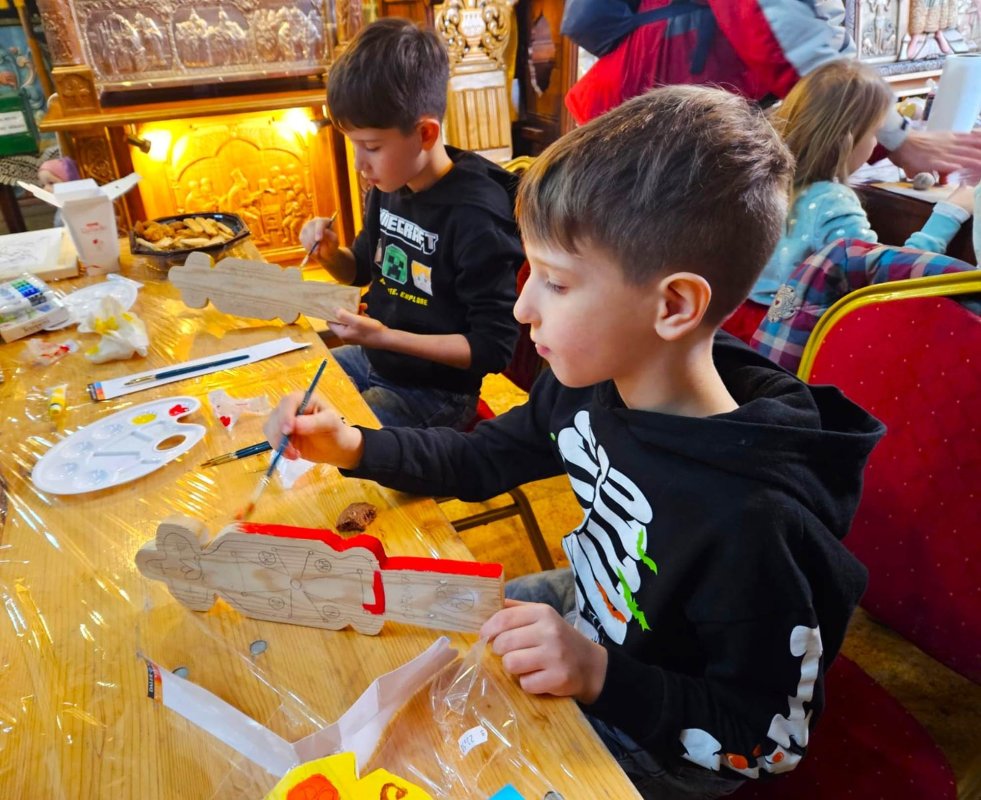 Ateliere și expoziție de icoane la Biserica „Izvorul Tămăduirii” Mavrogheni 327131