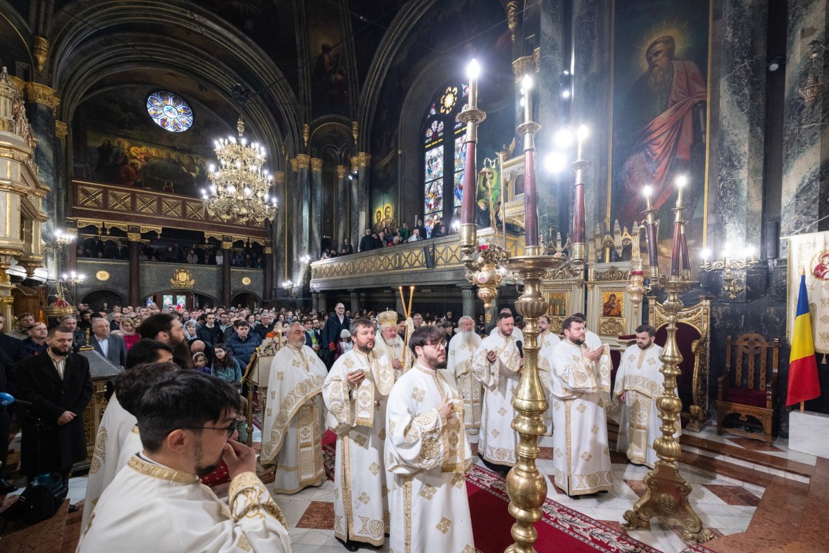 Slujire arhierească la Catedrala Mitropolitană „Sfântul Spiridon”-Nou 327275