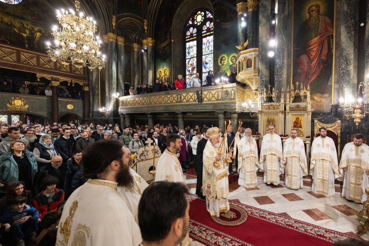 Slujire arhierească la Catedrala Mitropolitană „Sfântul Spiridon”-Nou 327276