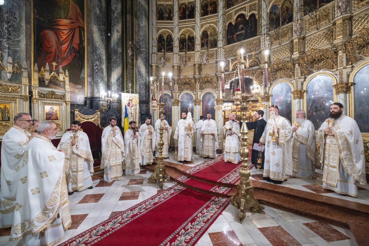 Slujire arhierească la Catedrala Mitropolitană „Sfântul Spiridon”-Nou 327278
