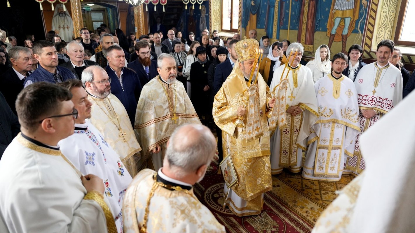 Liturghie arhierească în Biserica „Buna Vestire” din Velț, judeţul Sibiu 327340