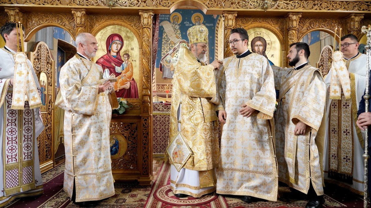 Liturghie arhierească în Biserica „Buna Vestire” din Velț, judeţul Sibiu 327341