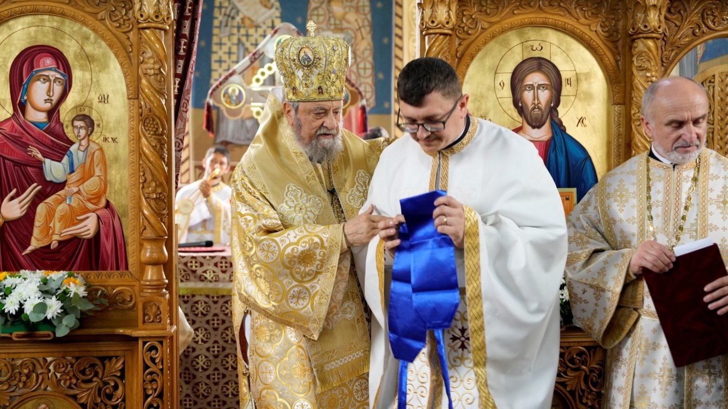 Liturghie arhierească în Biserica „Buna Vestire” din Velț, judeţul Sibiu 327342