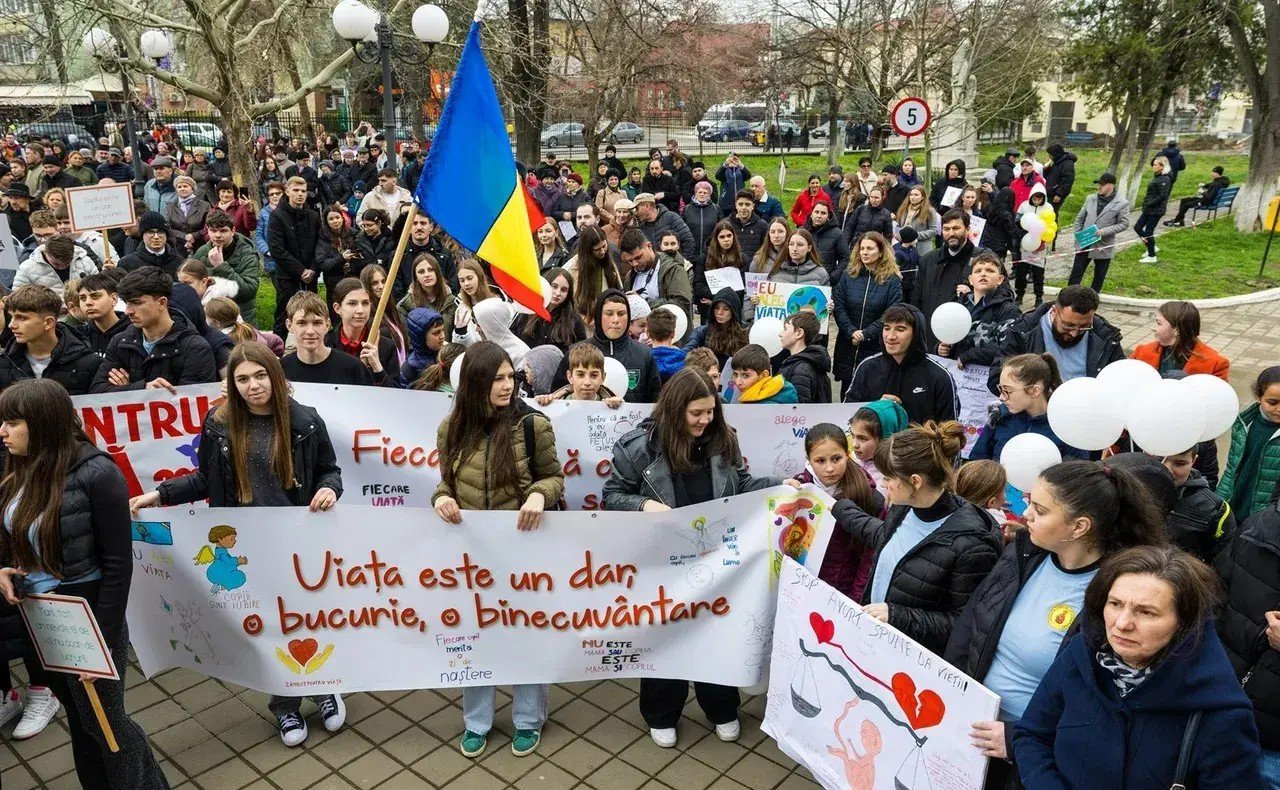 Marș și spectacol pentru promovarea vieții la Bârlad 327434