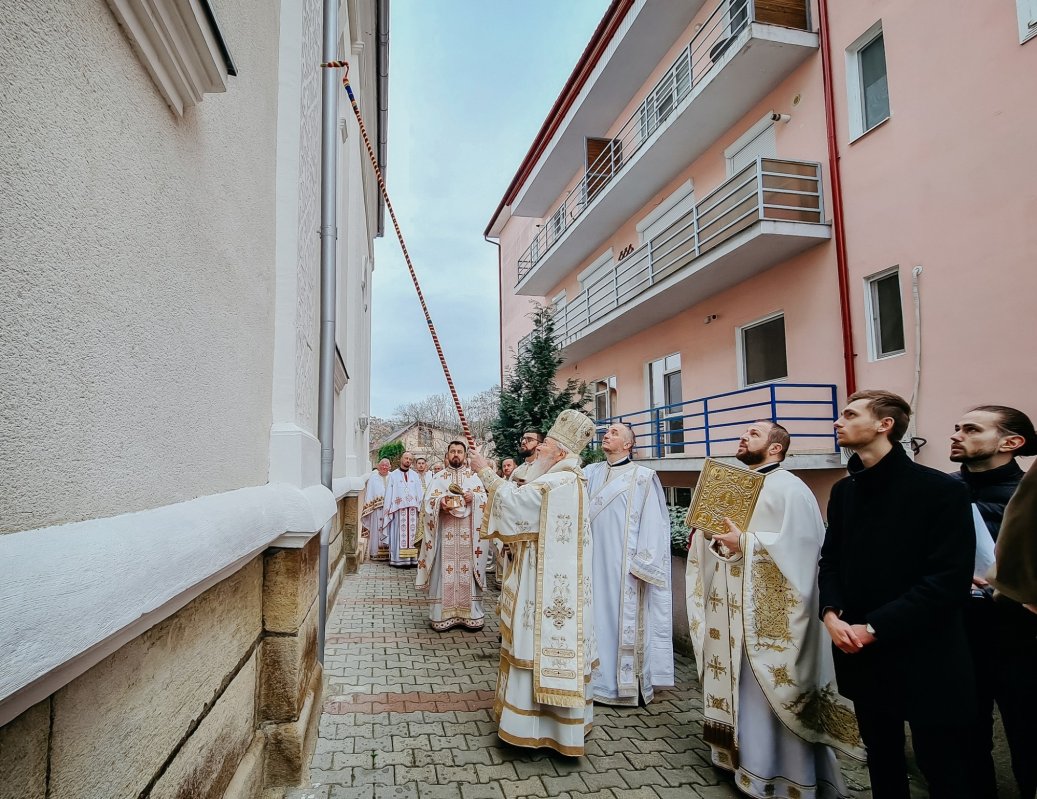 Resfințirea Bisericii „Sfinții Arhangheli Mihail și Gavriil” din Dej 327422