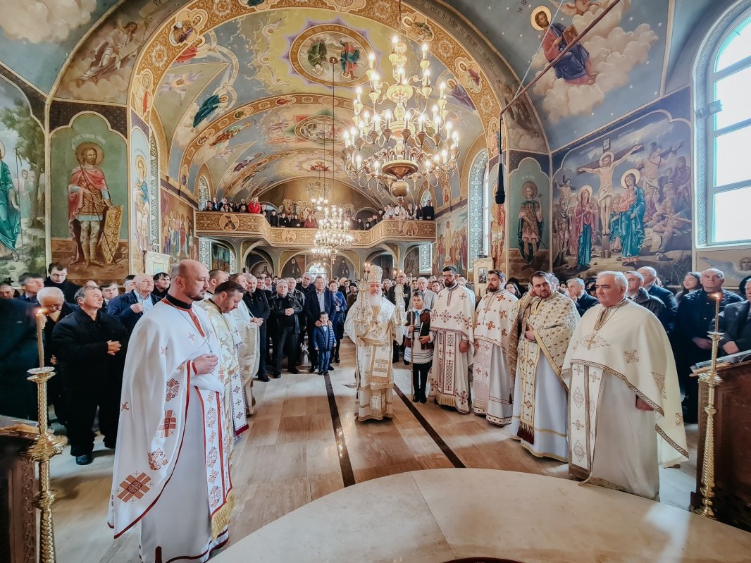 Resfințirea Bisericii „Sfinții Arhangheli Mihail și Gavriil” din Dej 327425