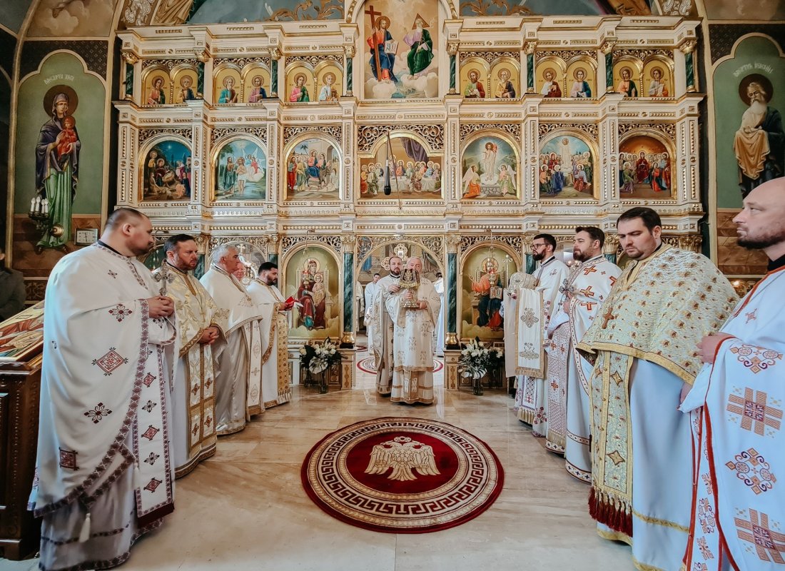 Resfințirea Bisericii „Sfinții Arhangheli Mihail și Gavriil” din Dej 327426