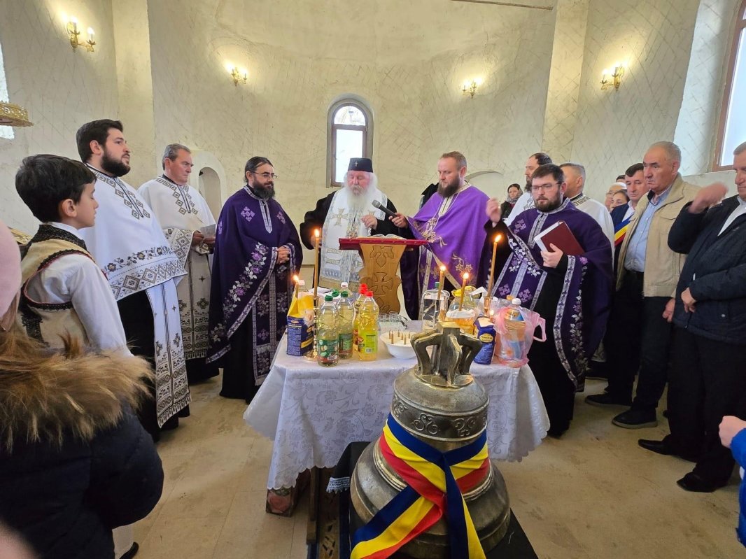 Taina Sfântului Maslu și sfințire de clopot în Filia Spata, Timiș 327446