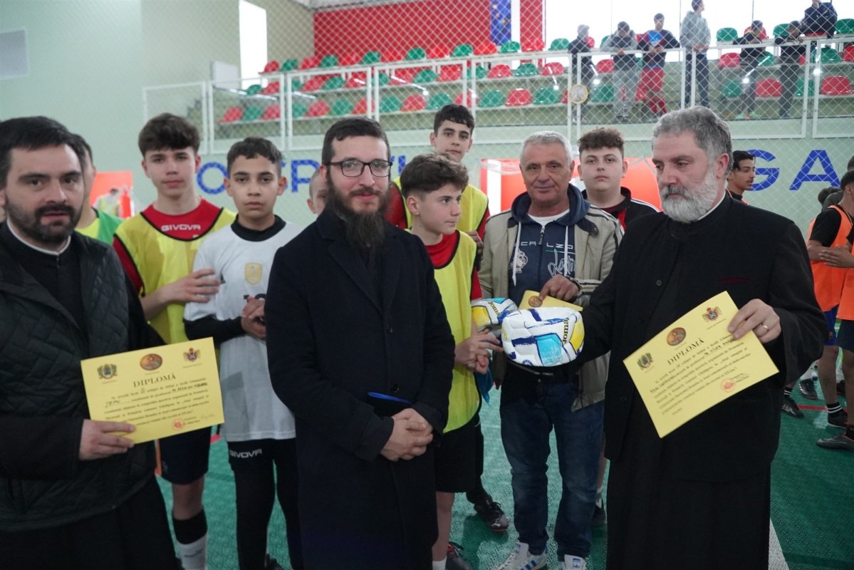 Activități pentru dezvoltarea armonioasă a tinerilor la Dunărea de Jos 327527