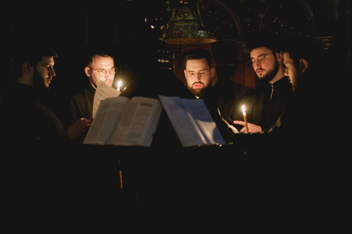 Ieșeni și pelerini în rugăciune la Catedrala Mitropolitană din Iași  327587