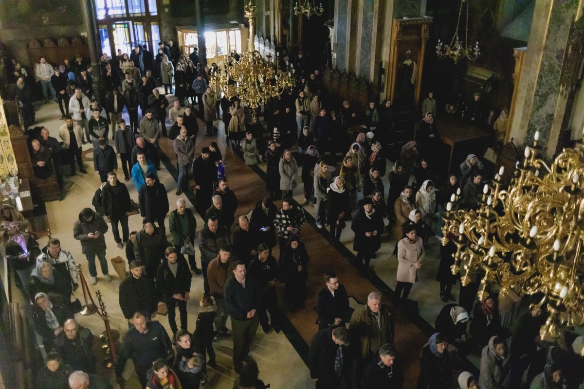 Ieșeni și pelerini în rugăciune la Catedrala Mitropolitană din Iași  327590