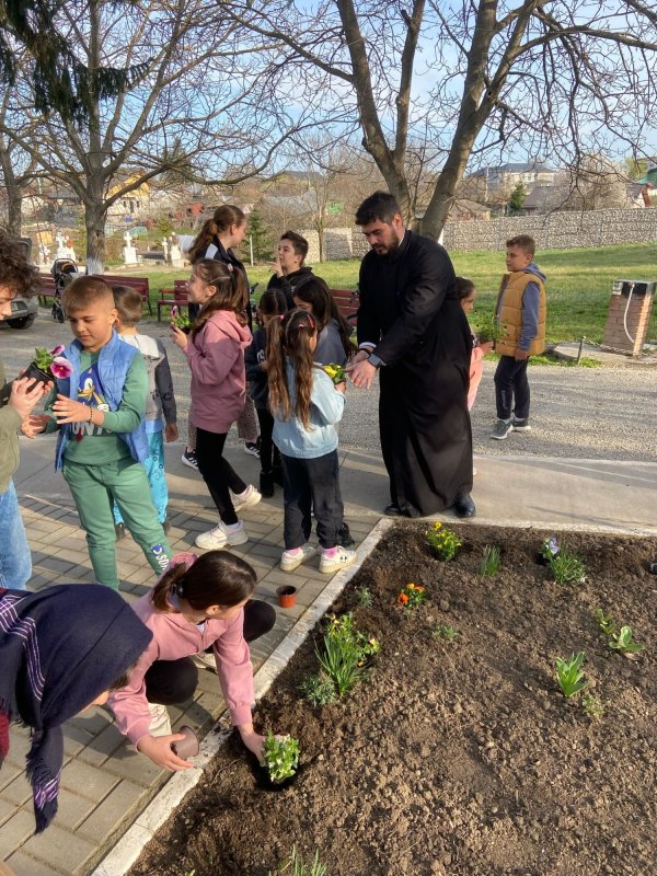 Proiect catehetic destinat tinerilor într-o parohie ilfoveană 327507