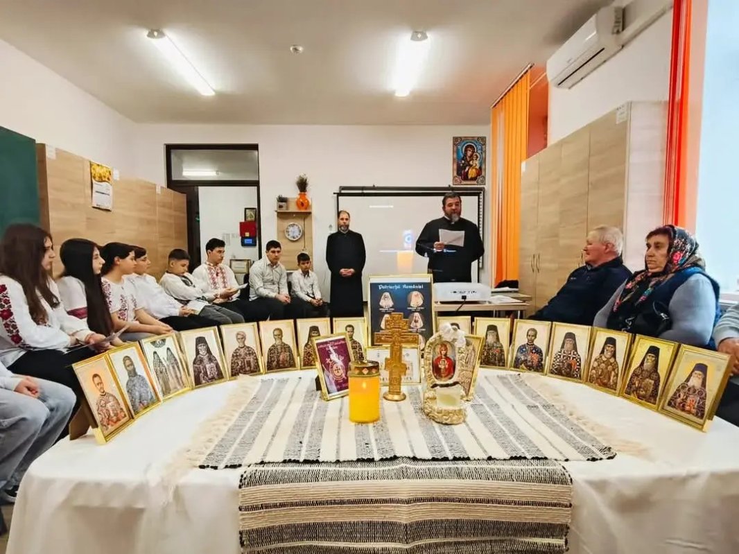 Activitate dedicată Centenarului Patriarhiei Române la Tutova 327607