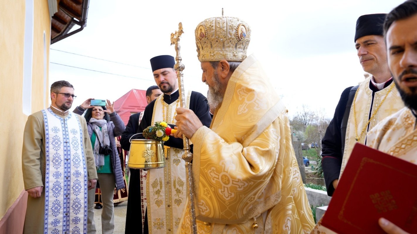 Binecuvântare în două comunităţi din județul Braşov 327810