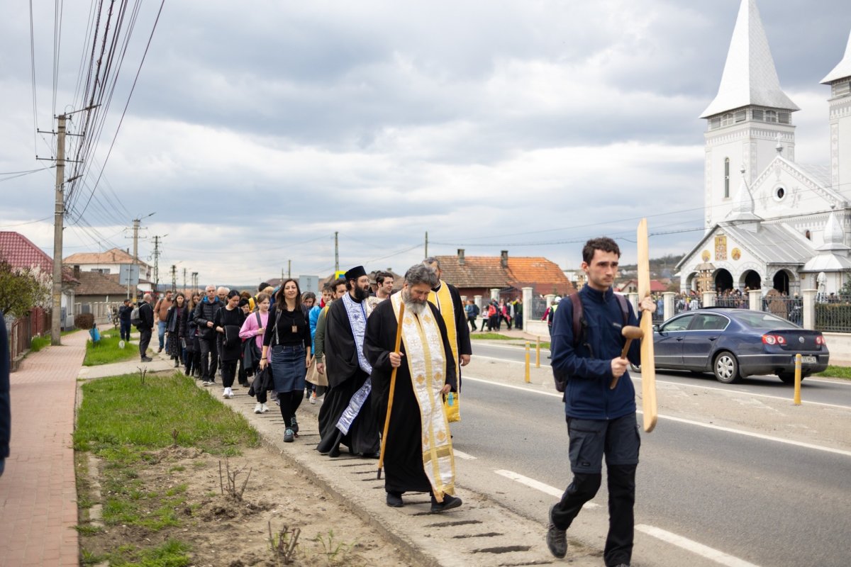 Pelerinajul tinerilor pe jos de la Iclod la Mănăstirea Nicula 327812