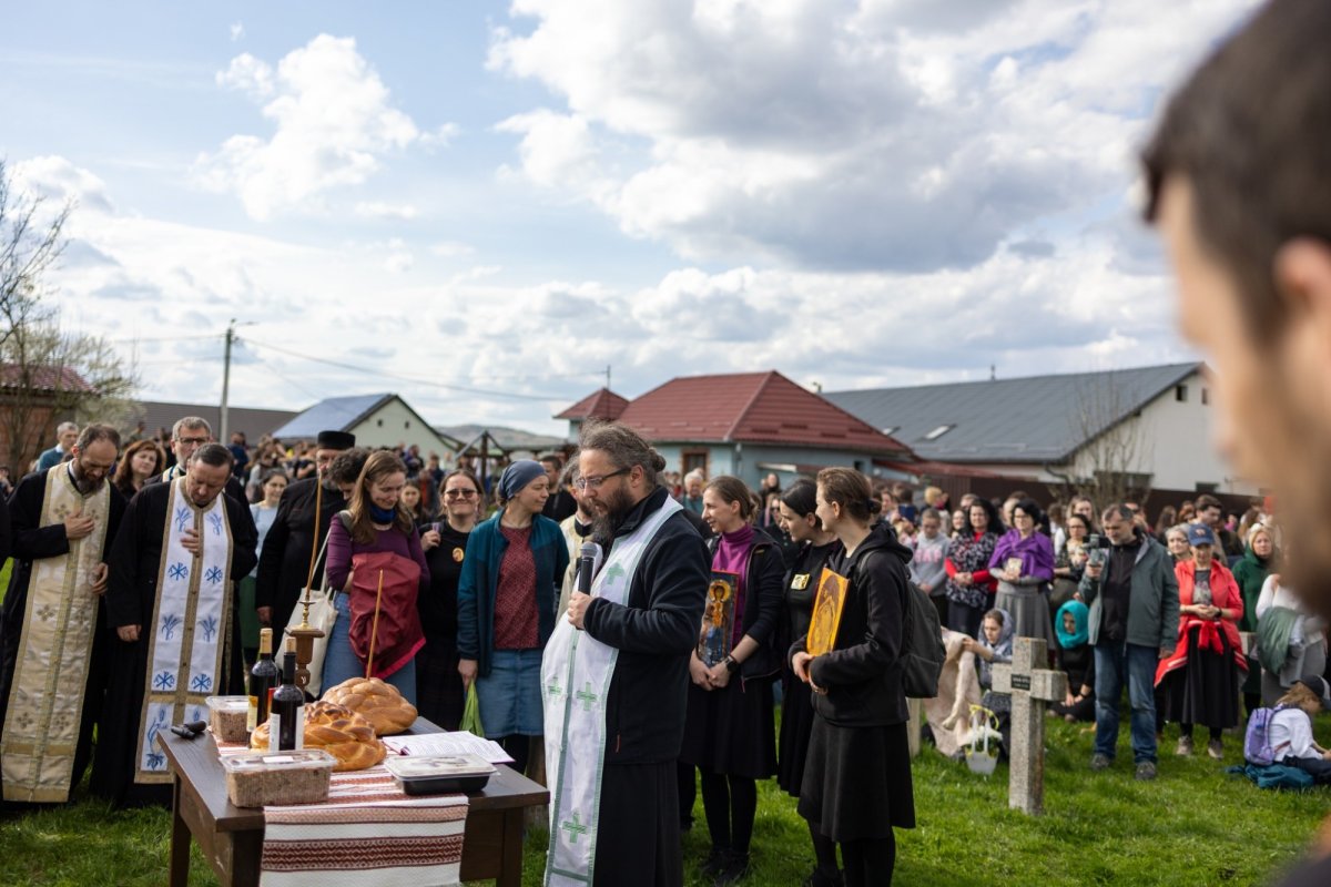 Pelerinajul tinerilor pe jos de la Iclod la Mănăstirea Nicula 327813