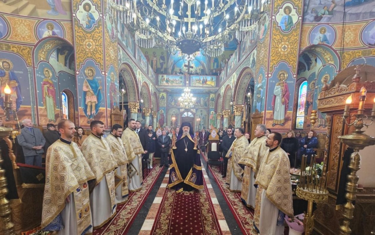 Liturghie arhierească în Parohia Bistra Mureșului 327886
