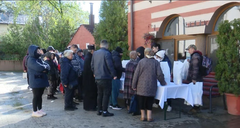 Credincioșii romi de la Parohia Mărcuța din București au primit daruri 328016