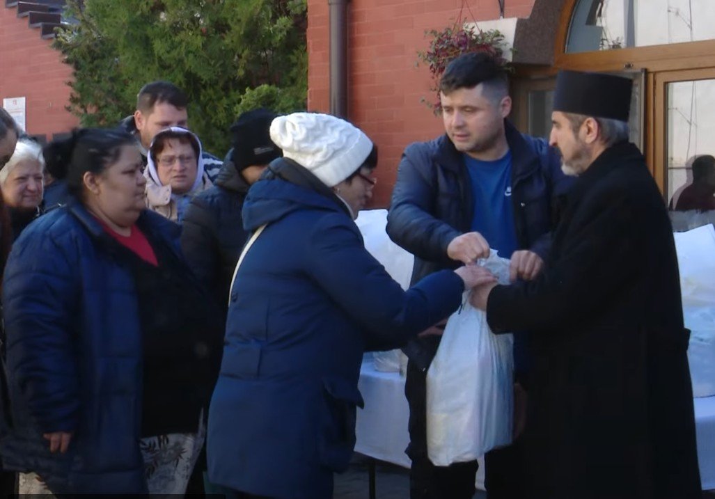 Credincioșii romi de la Parohia Mărcuța din București au primit daruri 328017