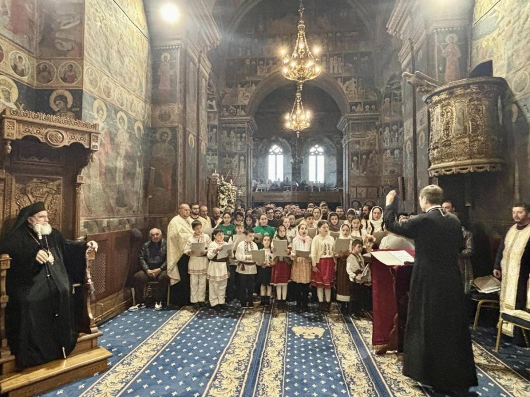 Sfântul Maslu la Catedrala Arhiepiscopală din Roman 328032