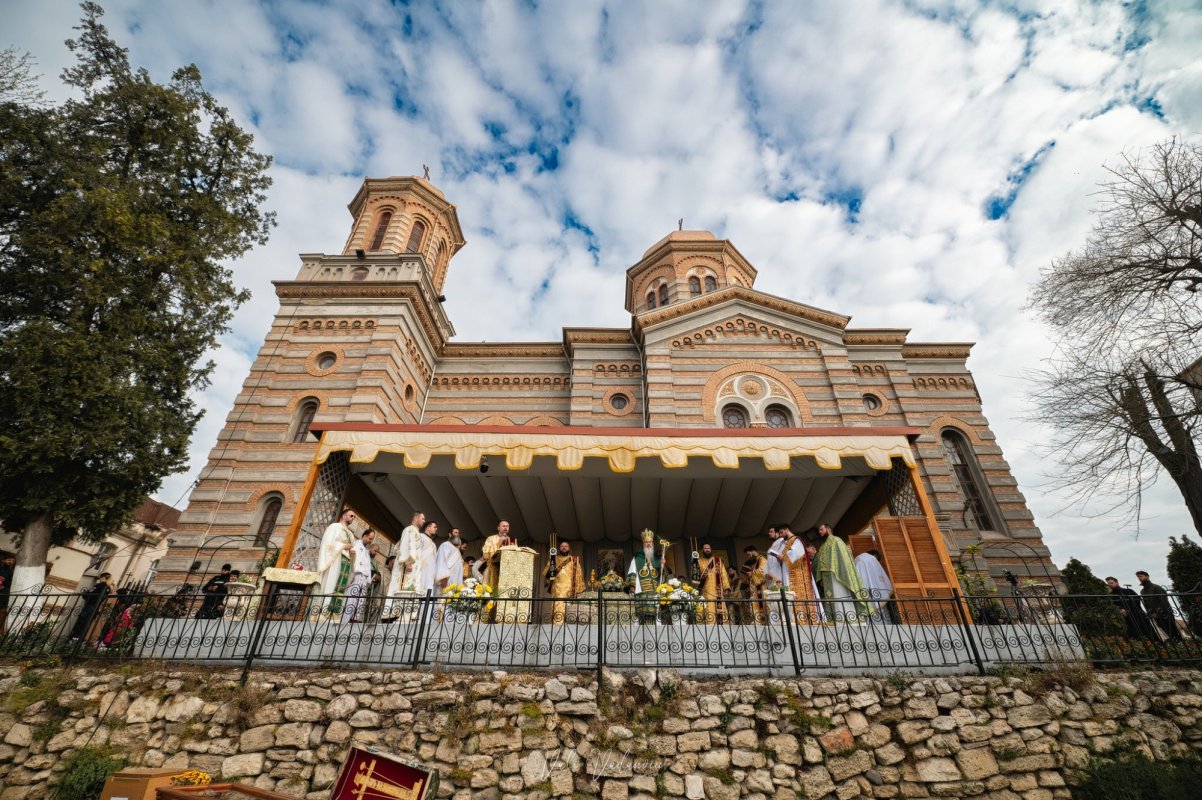 Pelerinajul de Florii și slujiri arhierești în Mitropolia Munteniei și Dobrogei 328694