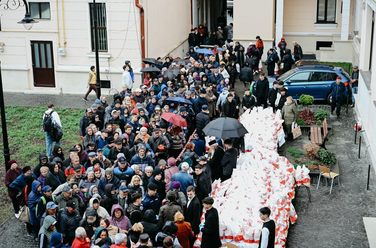 Pachete cu alimente oferite persoanelor nevoiașe din județul Cluj 328876