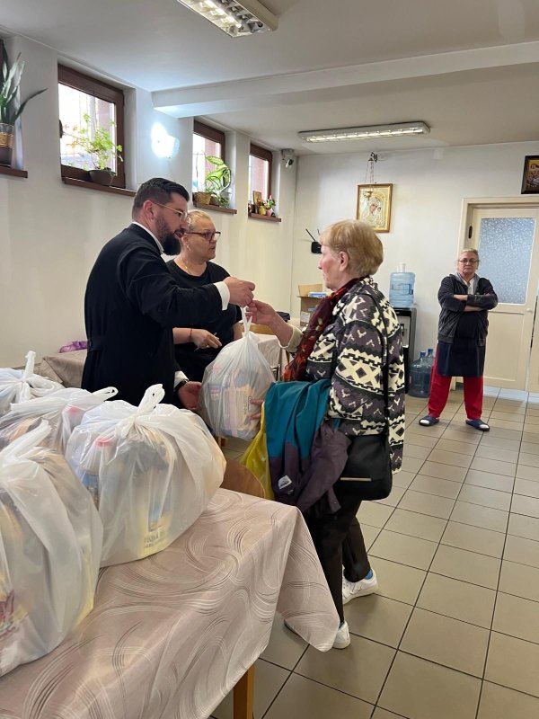 Pachete cu alimente pentru persoane din Capitală 328990