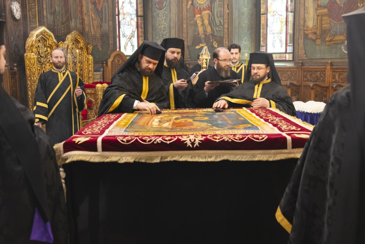 La Catedrala Patriarhală a fost așezat spre închinare Sfântul Epitaf 329187