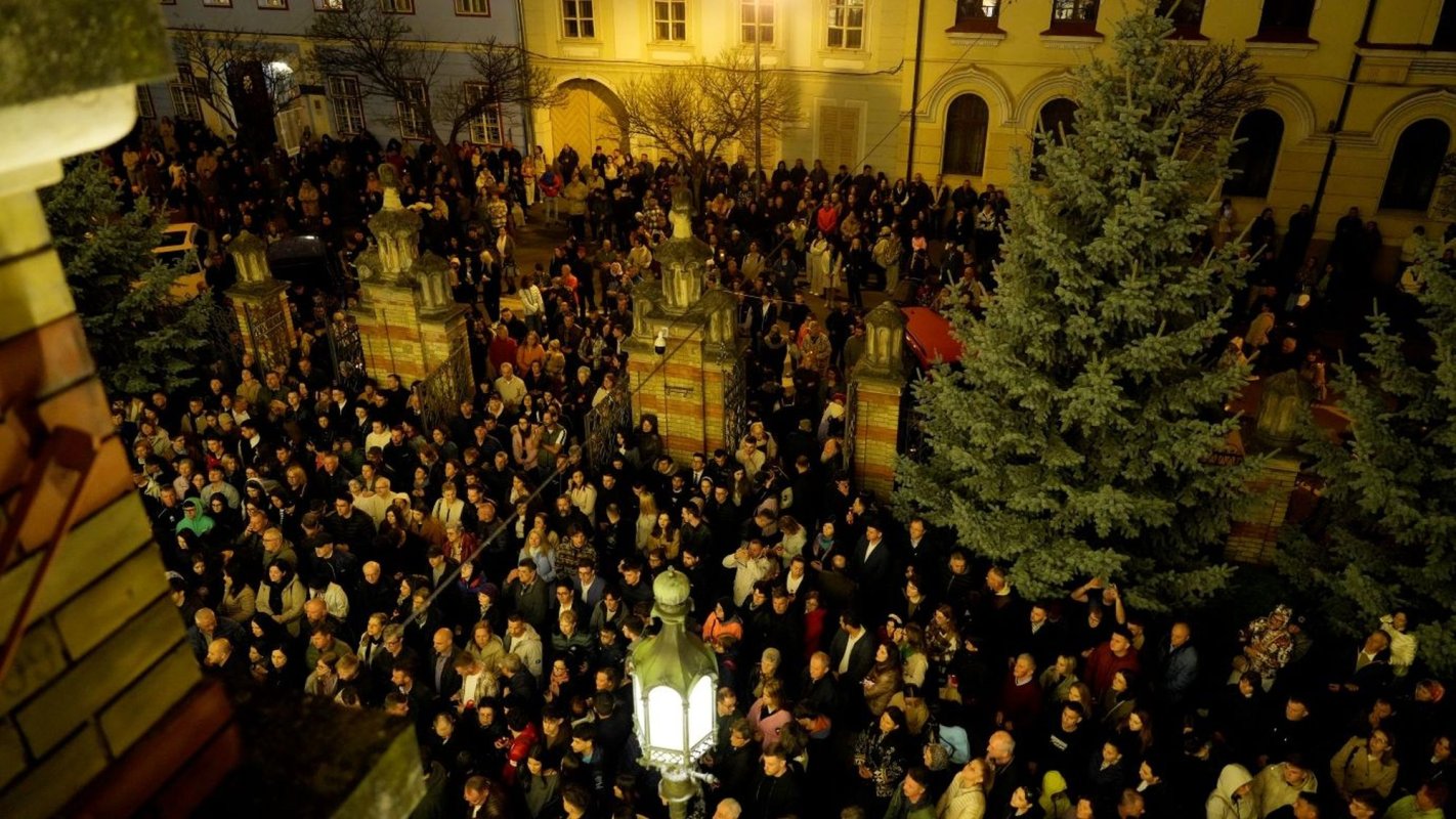 Mulţimi de credincioşi au primit Sfânta Lumină la Sibiu 329337