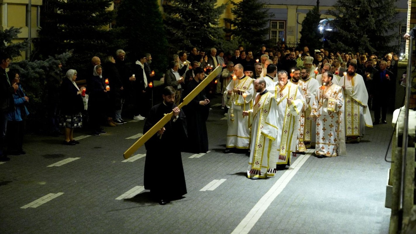 Mulţimi de credincioşi au primit Sfânta Lumină la Sibiu 329340
