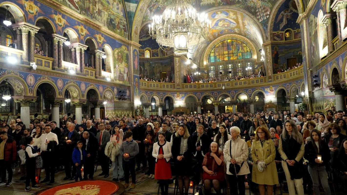 Mulţimi de credincioşi au primit Sfânta Lumină la Sibiu 329342