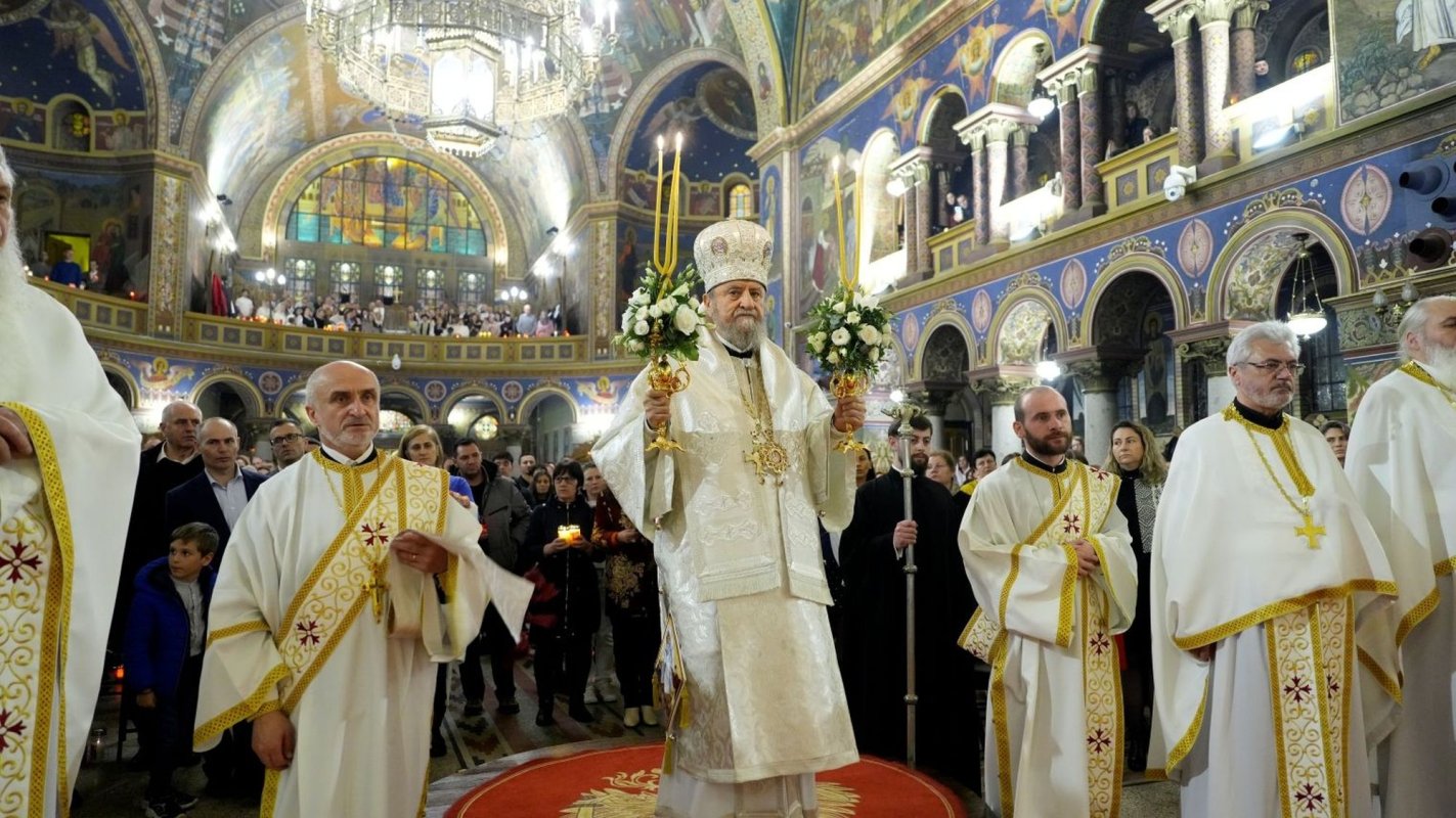 Mulţimi de credincioşi au primit Sfânta Lumină la Sibiu 329346