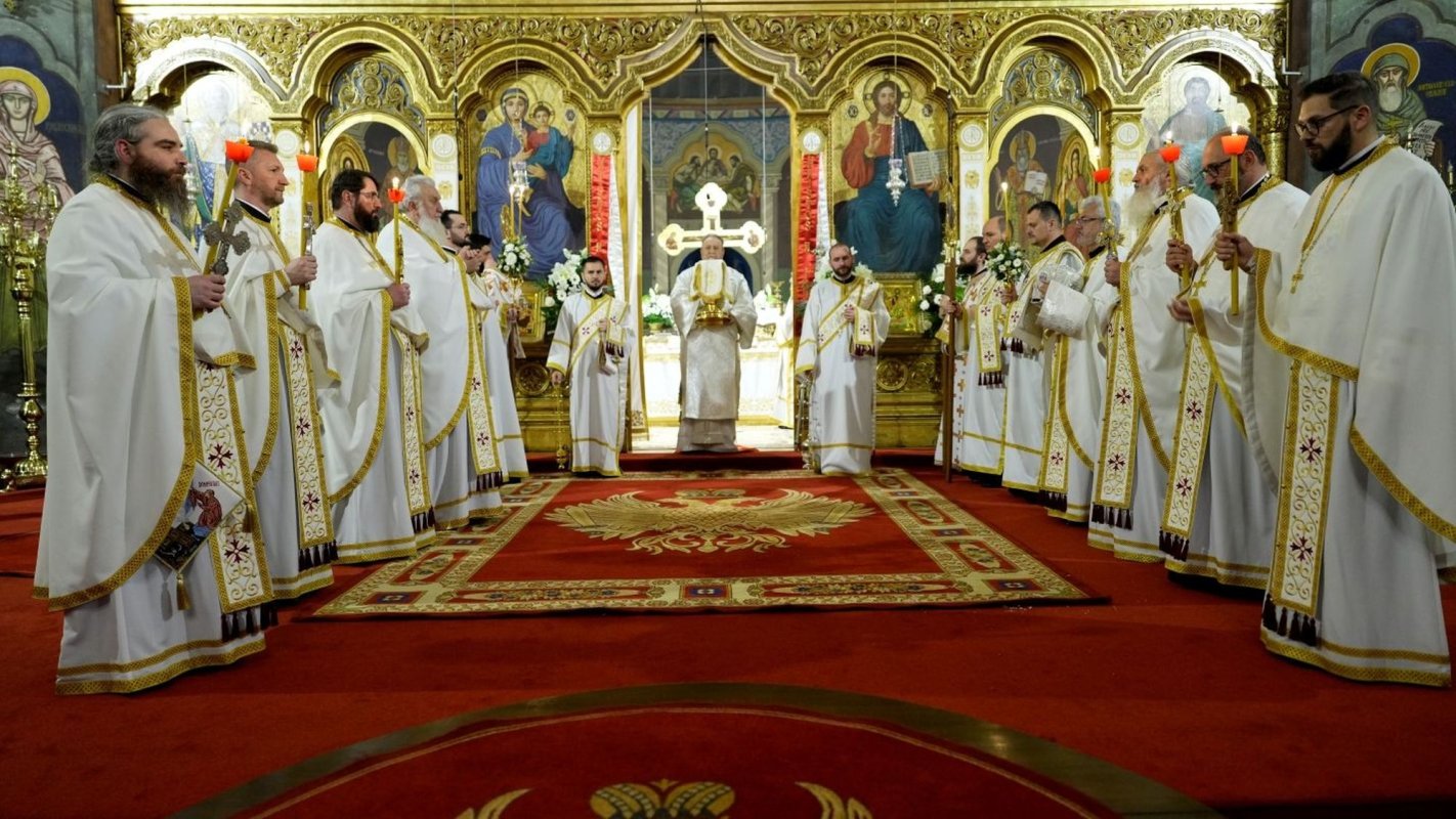 Mulţimi de credincioşi au primit Sfânta Lumină la Sibiu 329349