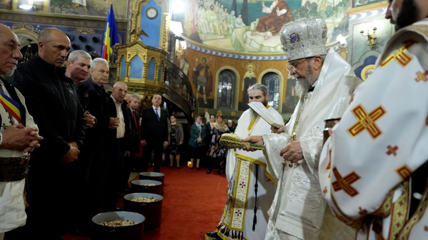 Mulţimi de credincioşi au primit Sfânta Lumină la Sibiu 329350