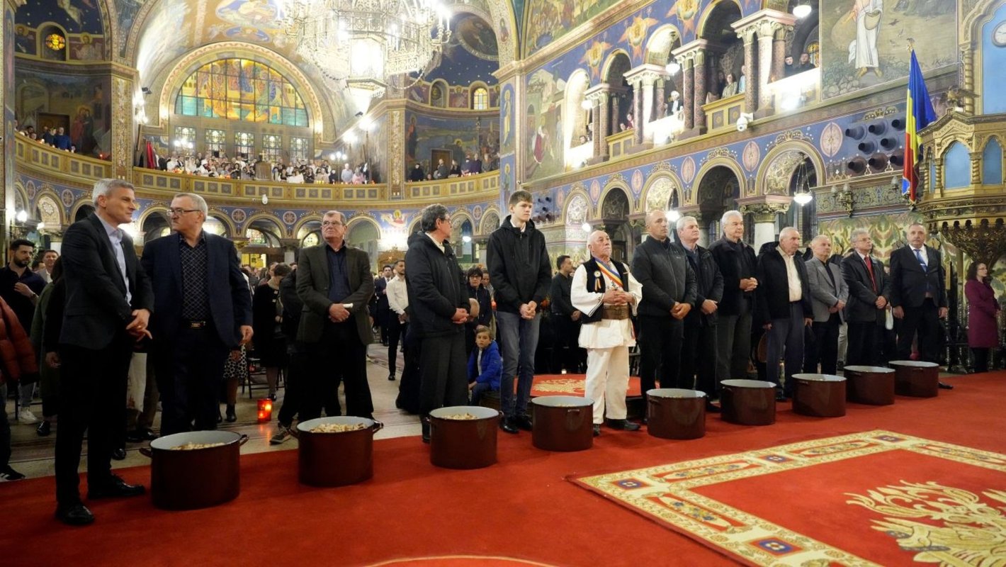 Mulţimi de credincioşi au primit Sfânta Lumină la Sibiu 329351