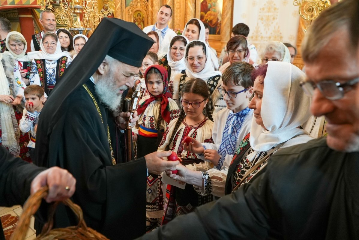 Comuniune pascală la Catedrala „Naşterea Domnului” din Brăila 329472