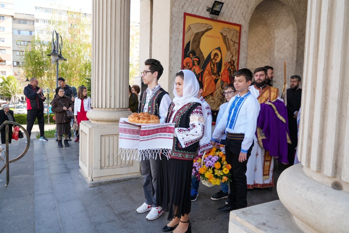 Comuniune pascală la Catedrala „Naşterea Domnului” din Brăila 329474