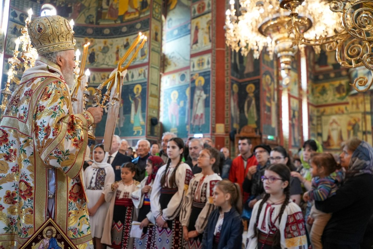 Comuniune pascală la Catedrala „Naşterea Domnului” din Brăila 329478