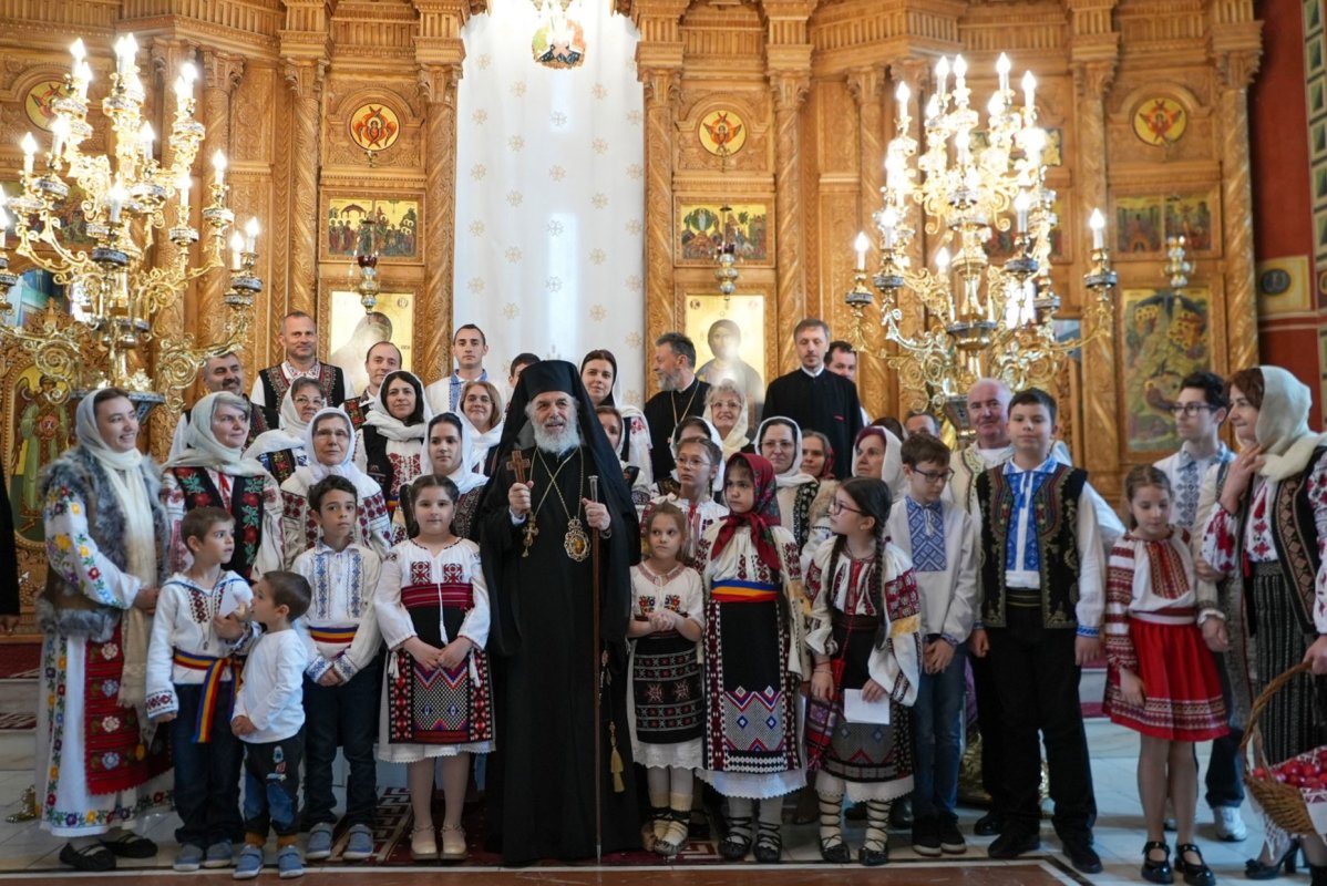 Comuniune pascală la Catedrala „Naşterea Domnului” din Brăila 329480