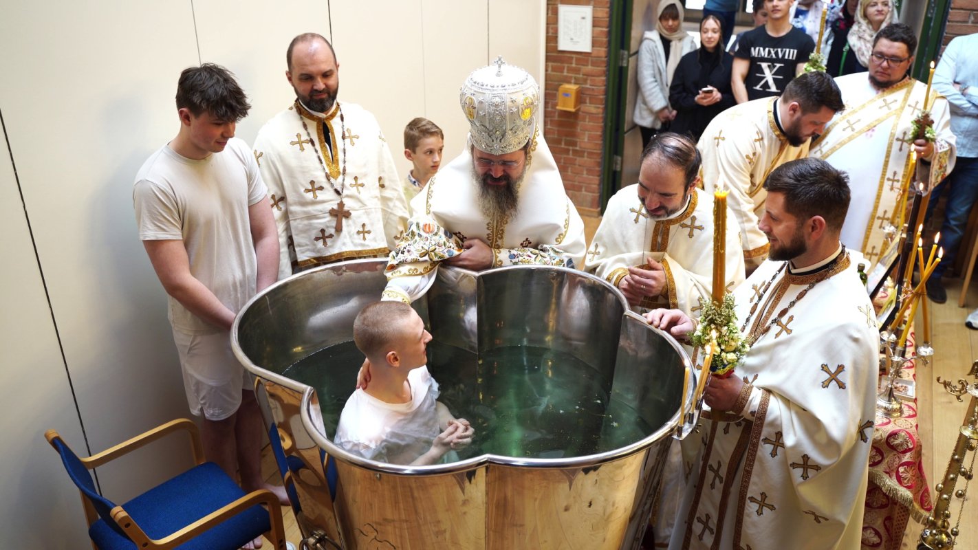 Episcopul Europei de Nord a botezat patru tineri în Danemarca 329486