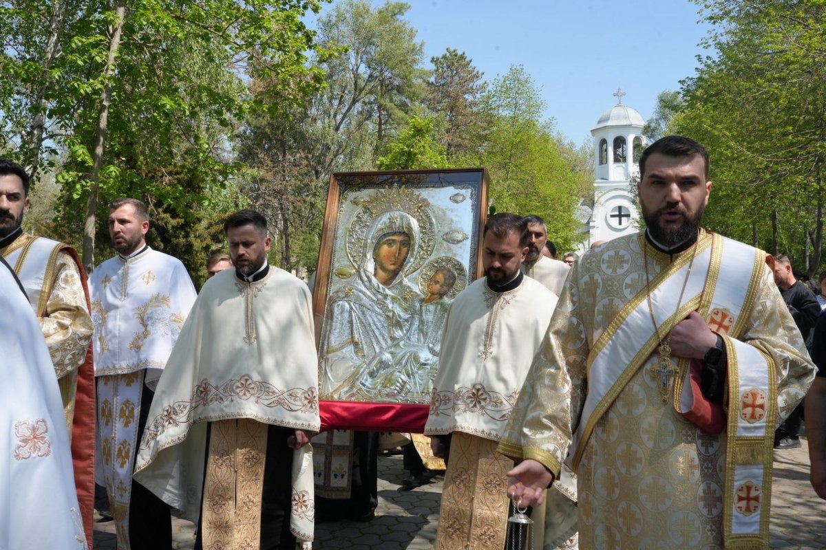 Icoană din Bucovina purtată în procesiune în Bărăgan 329637
