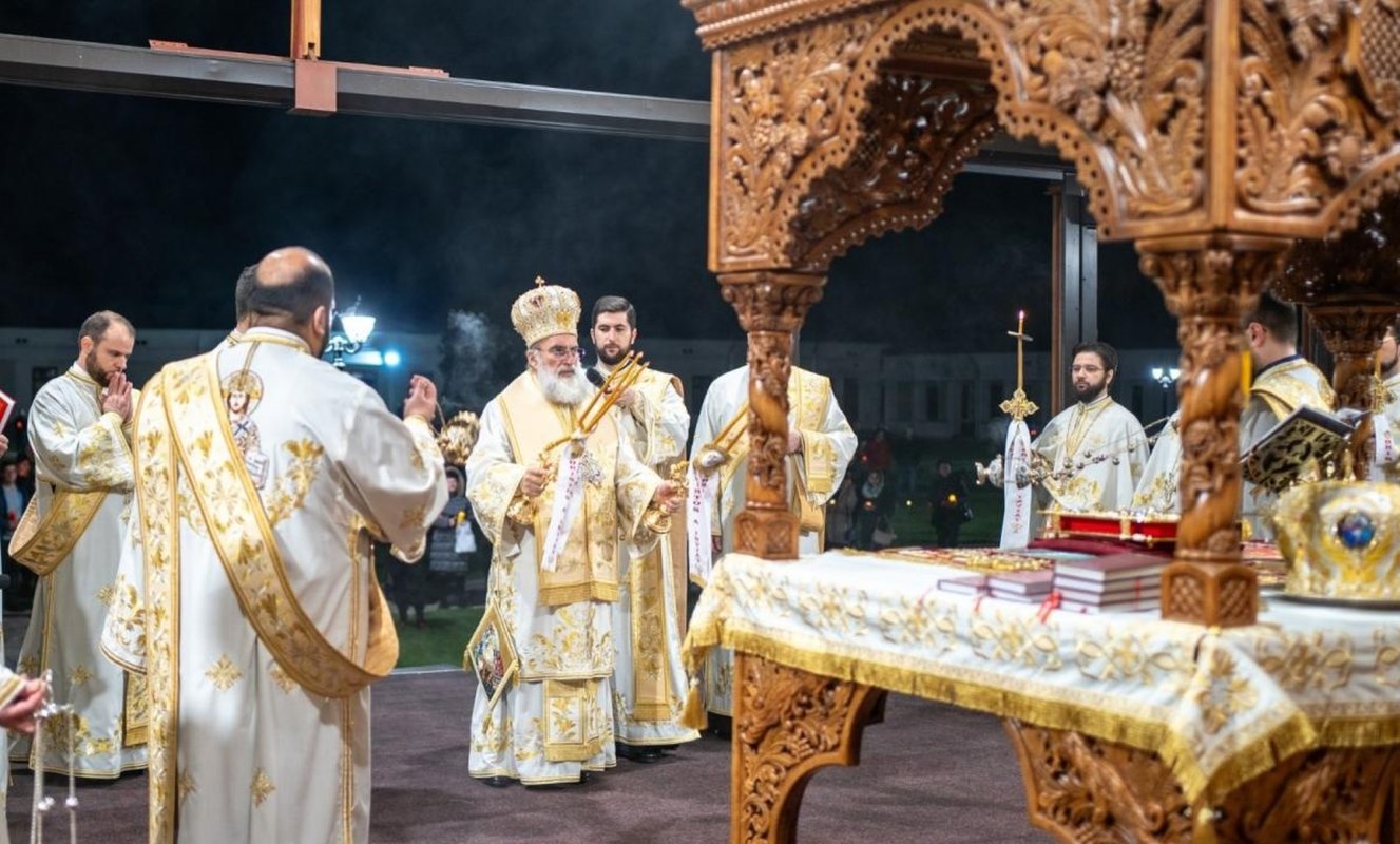 Sfântă Liturghie arhierească în Duminica Sfintelor Paști, la catedrala din Roman 329470