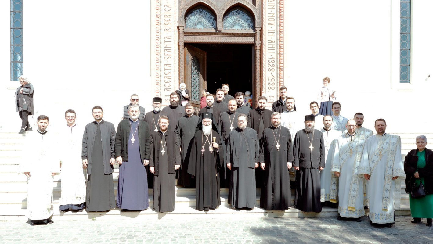 „Suntem chemați să mărturisim Învierea și să trăim în lumina ei” 329493