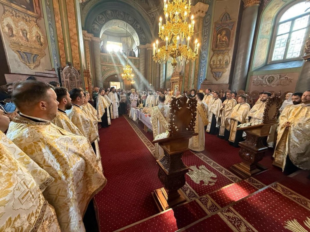 ​Slujbă arhierească la hramul Bisericii „Sfântul Gheorghe” din Roman 329649